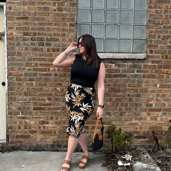 August Silk Black and Gray Boxy Tank Top - Picture 4 of 4